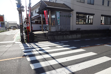 「原山郵便局」側へ横断歩道をわたり、右へ進みます。