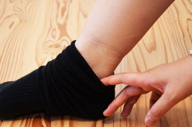 靴下を下げる人