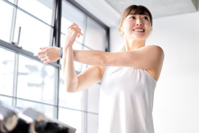 ストレッチをする女性