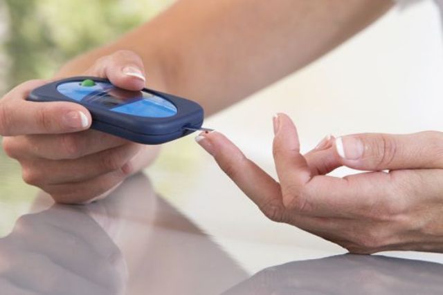 血糖測定器を使用する人