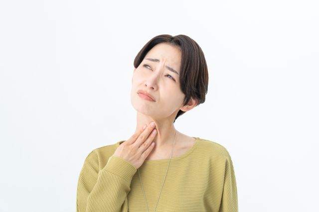 首が痛むミドルの女性