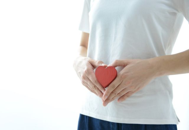 腹部のあたりにハートを持つ女性