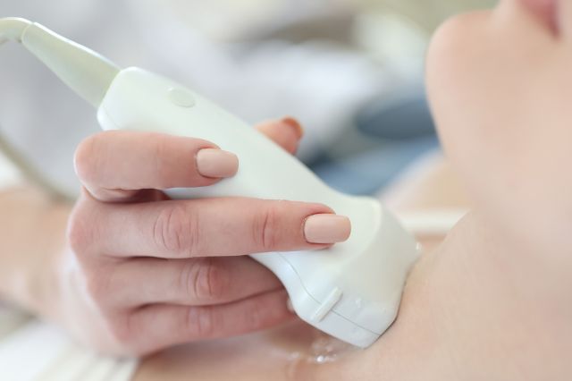 甲状腺エコーを受ける女性