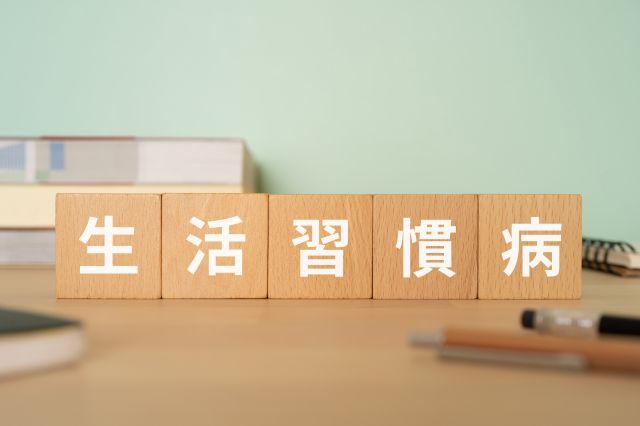 生活習慣病の文字が入ったブロックが置かれたデスク