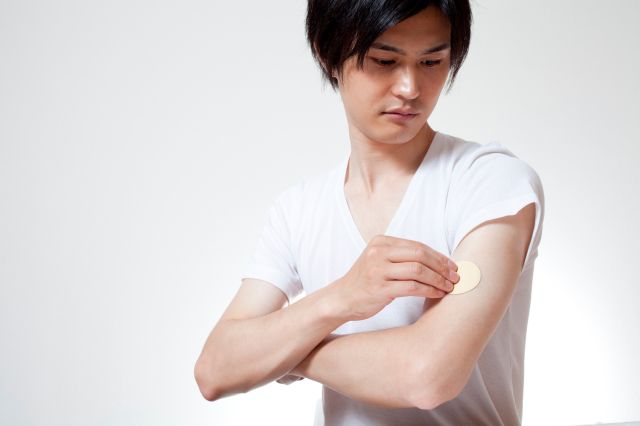 禁煙パッチを貼る男性