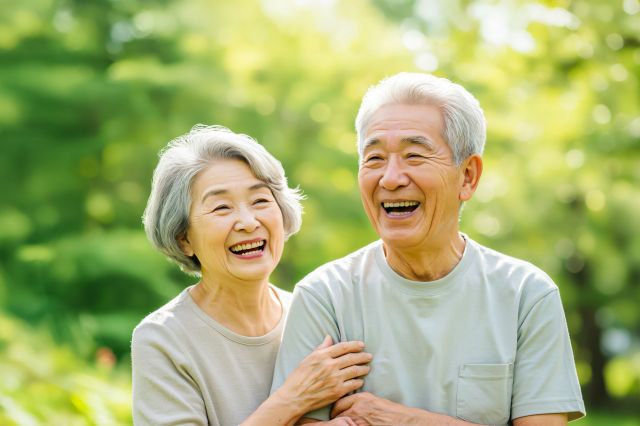 自然の中を笑顔で散策する老夫婦