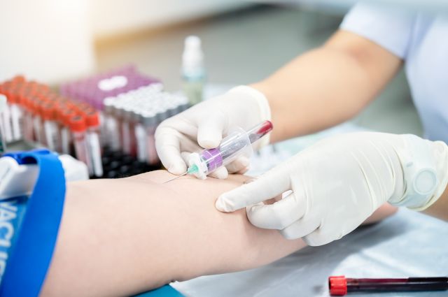 採血を受ける人