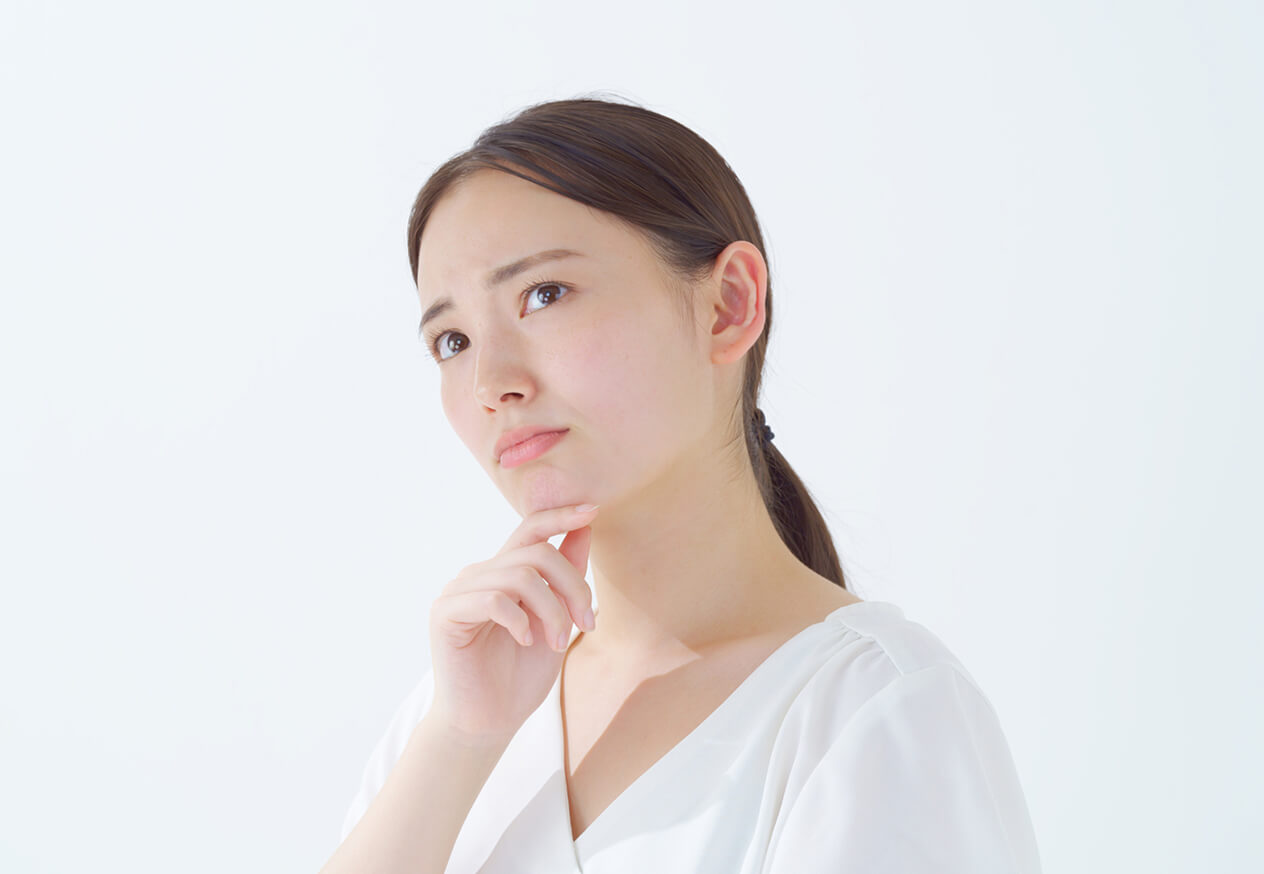 首をかしげる女性