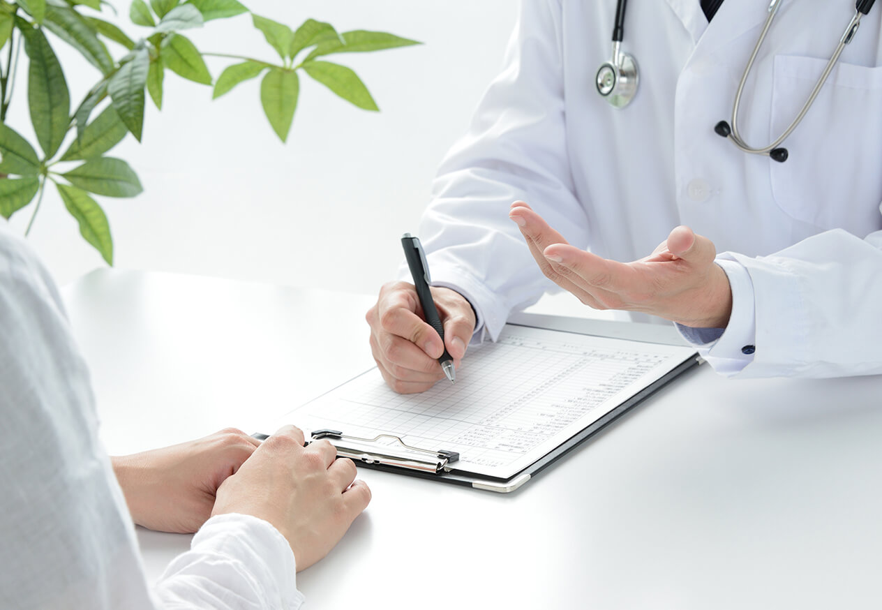 問診を行う医師