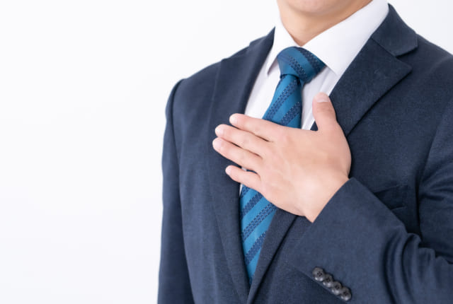 男性が胸に手を当てるイメージ