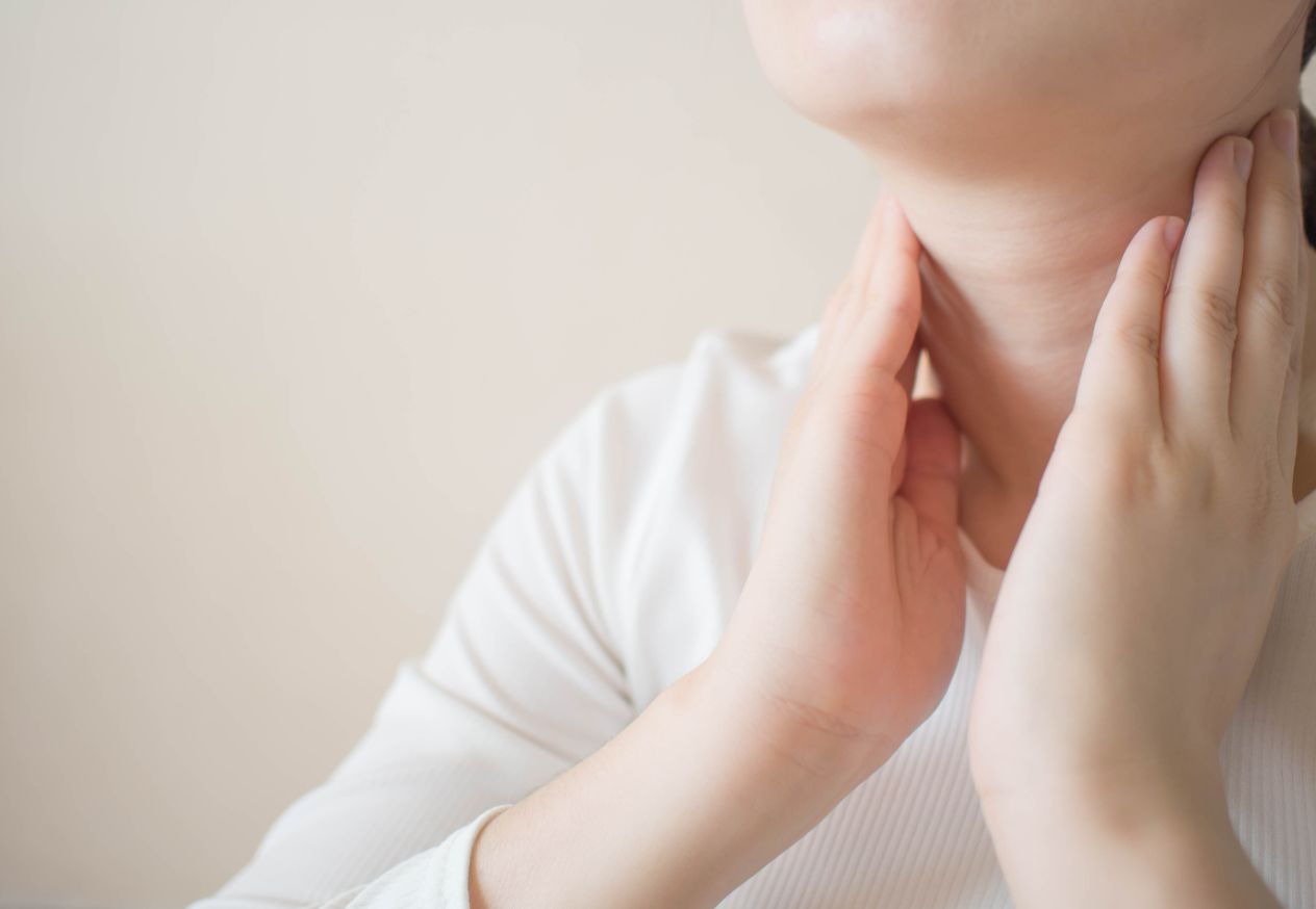 首を抑える女性