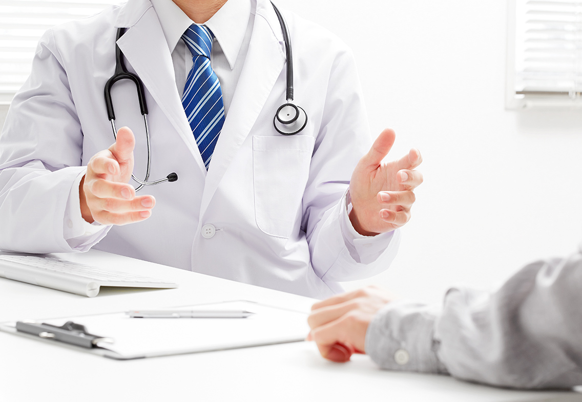 診察を行う医師