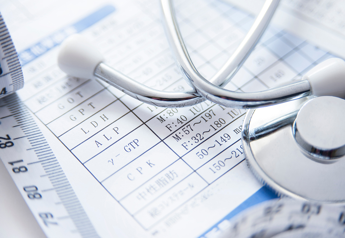 聴診器と健康診断の用紙